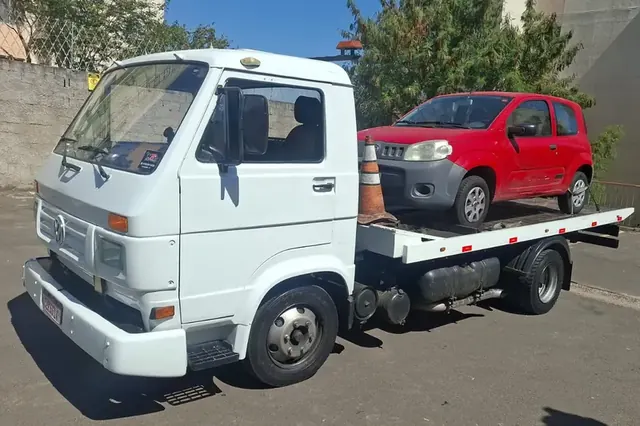 Guincho plataforma da Alessandro Guincho 24h rebocando um carro hatch vermelho