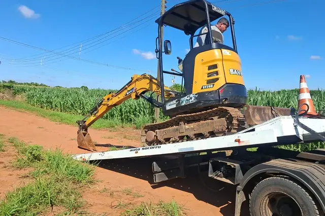Miniescavadeira sendo embarcada no guincho plataforma da Alessandro Guincho 24h
